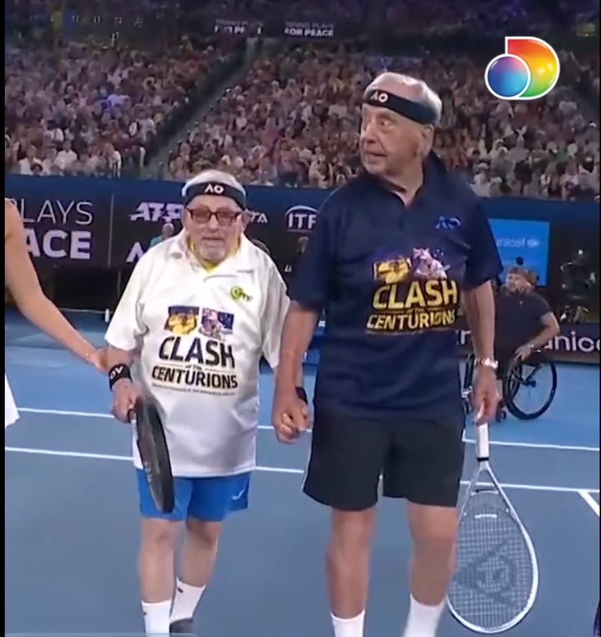 Мач между най-възрастните тенисисти в света - Леонид Станиславски (днес на 99 години и 10 месеца ) и Хенри Янг (на 100 г.). Стопкадър: Eurosport.