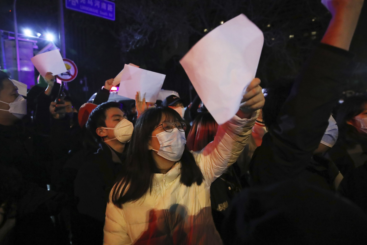 Китайците издигат празни бели листове в знак на протест срещу политиката за "нулев ковид". Източник: picture alliance / ASSOCIATED PRESS | Koki Kataoka