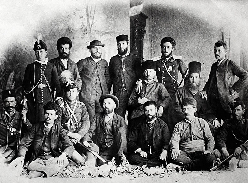 Българският таен централен революционен комитет, 1885 година. Виж, има и една жена, Недялка Шилева, горе вляво. Захари Стоянов е мъжът с брада и шапка, седнал на първия ред.  Снимката е от Wikimedia Commons.