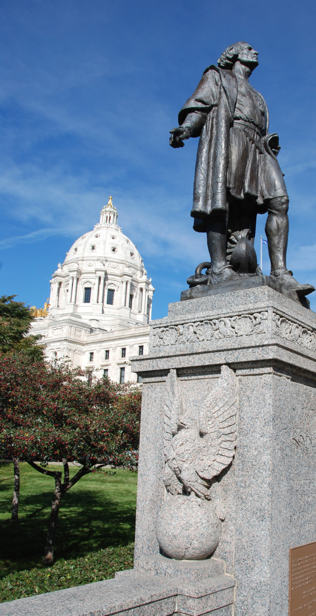 Ето тази статуя на Колумб в Минесота например беше съборена наскоро от протестиращи. Те твърдяха, че Колумб е извършил геноцид над американските индианци и не заслужава да бъде почитан.  Снимка: Myotus