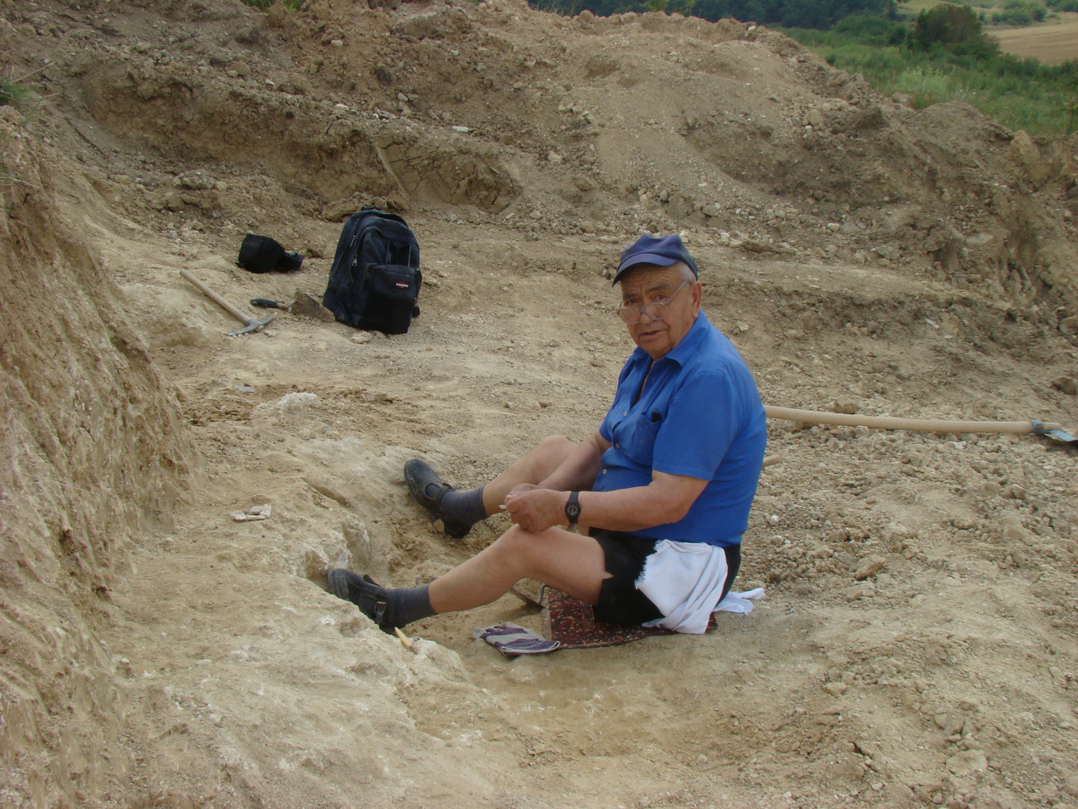 Учителят Димитър Ковачев по време на разкопки