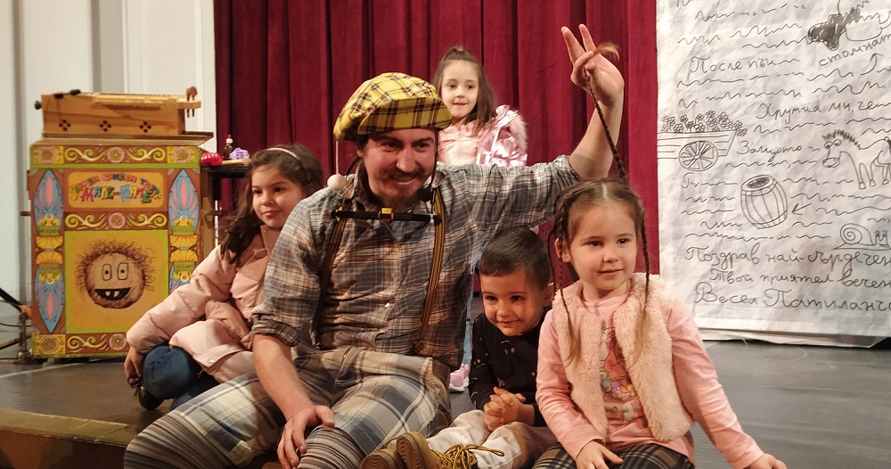 Децата нямаха търпение след спектакъла да се снимат с новия странен приятел на Патиланчо - Свирчо