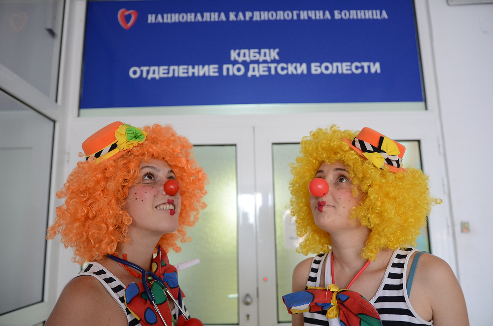 Децата ни питат: „Клоуни? В болницата?“, а ние съвсем сериозно им отговаряме: „Ние не сме никакви клоуни, ние сме доктори!“.  / Фотограф: Христо Русев