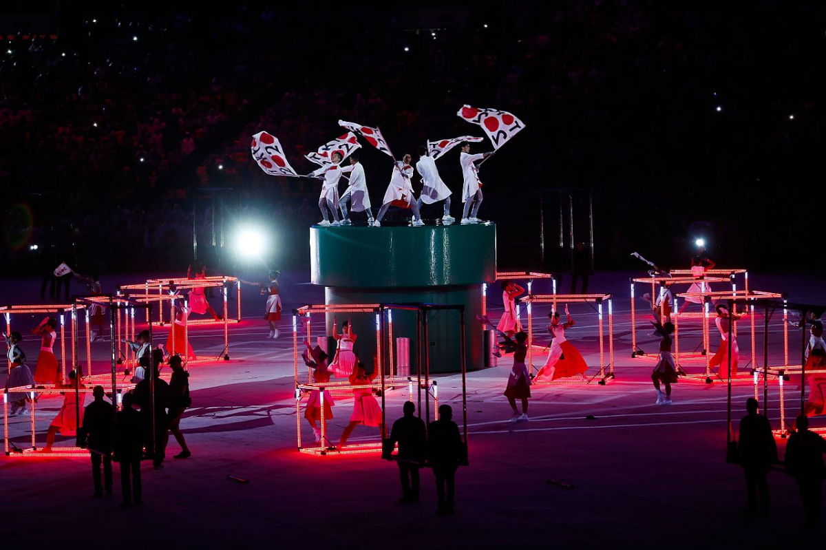 Японски знамена се веят на закриването на олимпиадата в Рио - знак, че следващият домакин ще е Япония. Никой не си представя какви проблеми предстоят. Снимка: Wikimedia Commons
