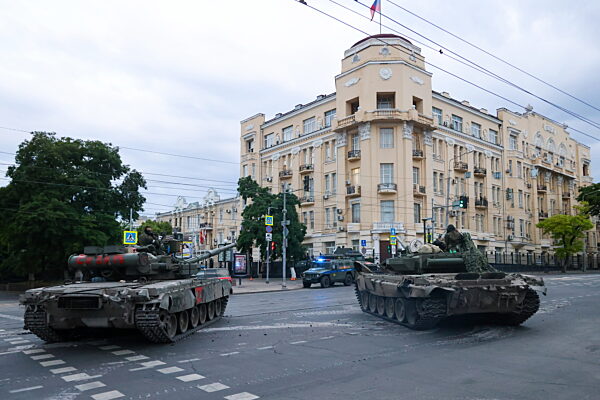 Танкове на частната армия „Вагнер“ пред щаба на армията в град Ростов на Дон. Източник: picture alliance/dpa/TASS | Erik Romanenko