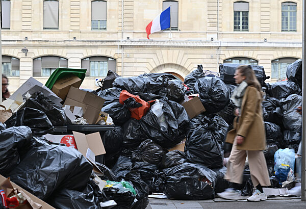 Препълнените с боклук улици на Париж са резултат от стачката на работниците, които събират боклука. Източник: picture alliance / AA | Mustafa Yalcin