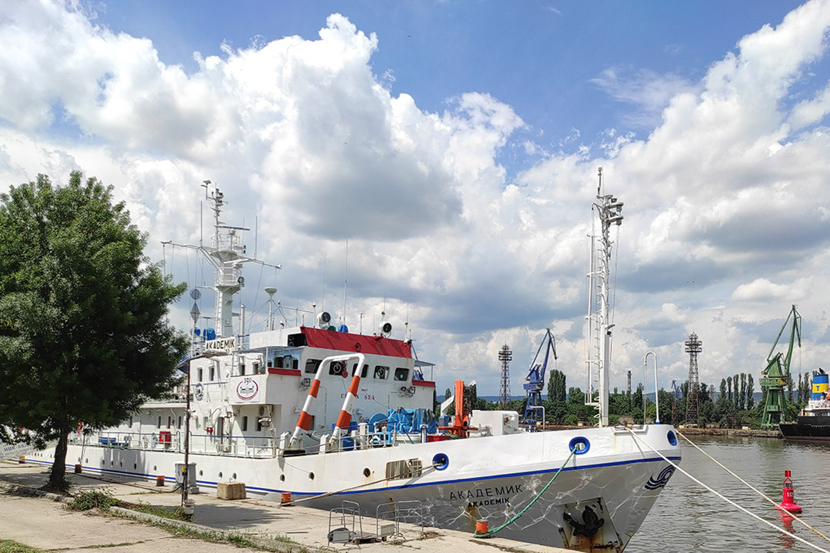 Първият изследователски кораб на българските учени е „Академик“. Намира се във Варна. С него се правят проучвания из Черно море.  Снимка: © Елена Владова