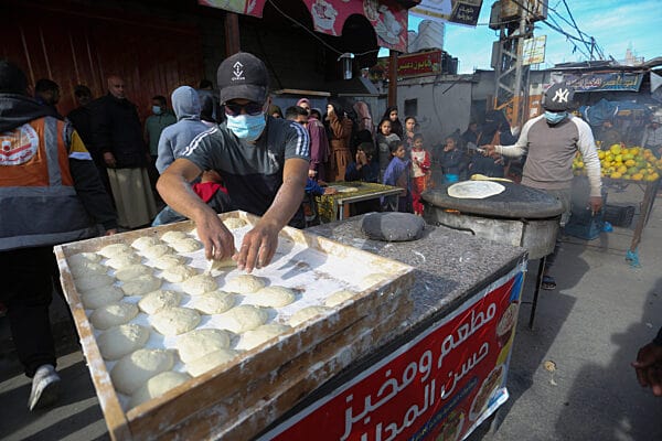 Палестинци пекат хляб в Рафах, град в Ивицата Газа, разположен до границата с Египет. Снимка: alliance / ASSOCIATED PRESS | Hatem Ali