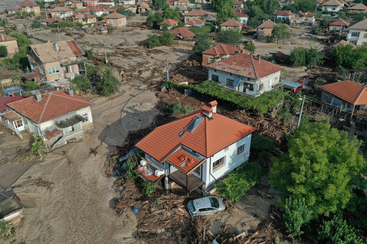 Наводнения край Карлово: помощ идва, но ще трябва и още