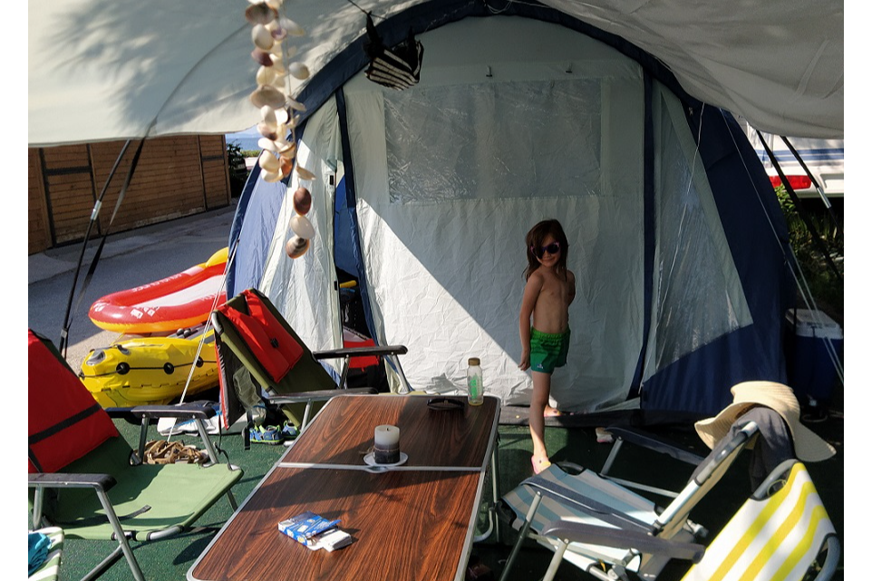 Децата обичат да спят на палатка. Не на всеки ще хареса, но може да опитате.