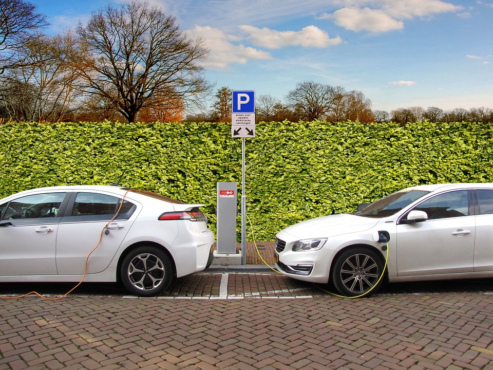 Електрическите коли работят с батерии и се зареждат на ток. Снимка: Pixabay