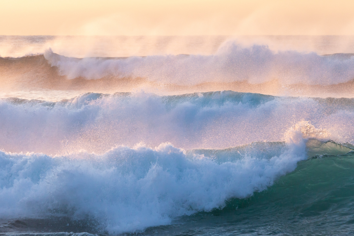 Защо вълните са само от морето към сушата, а не обратно?