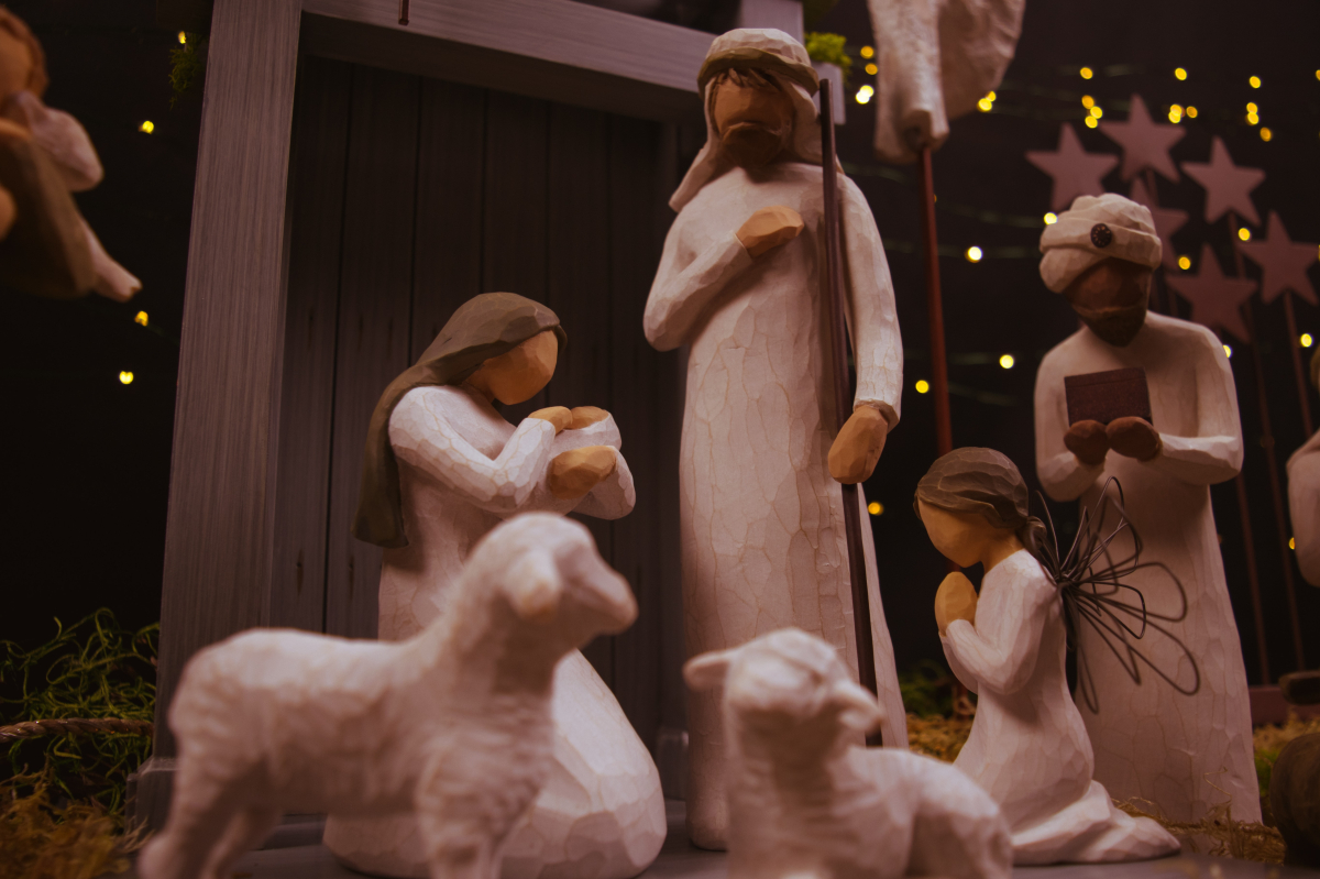 Сцената с раждането на Христос е популярен мотив за коледни украси по света. Снимка: Unsplash