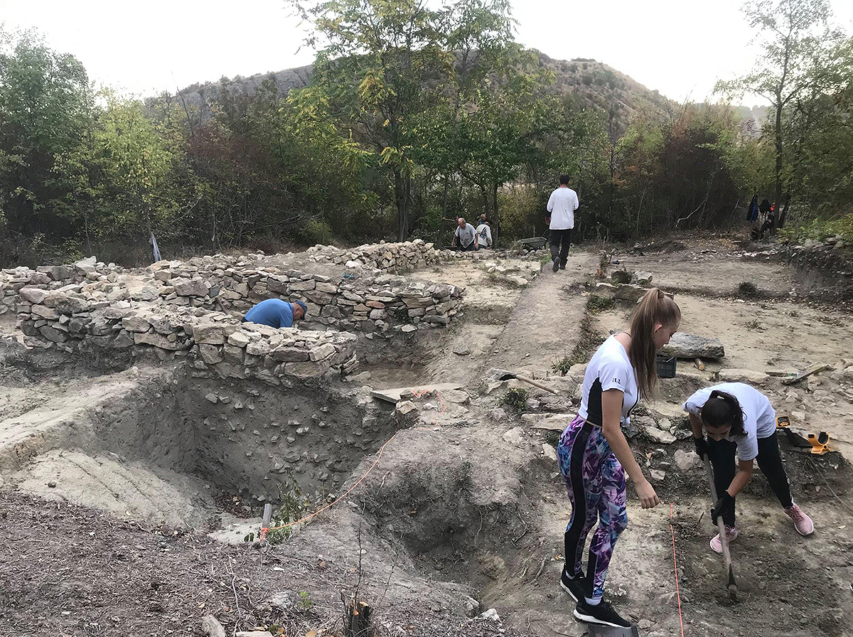 Разкопки на крепостта „Ряховец“ с участието на ученици