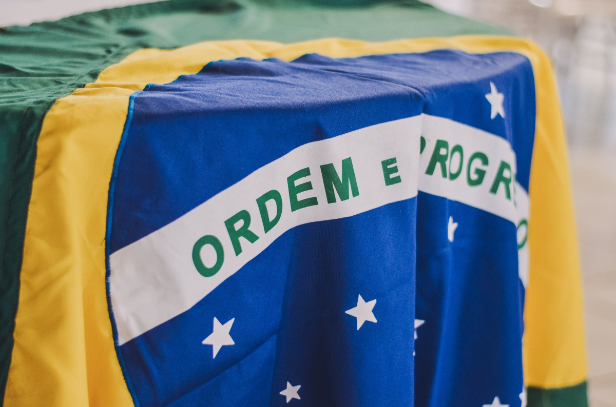 На бразилския флаг са изписани думите "Ред и прогрес". Източник: Rafaela Biazi via unsplash