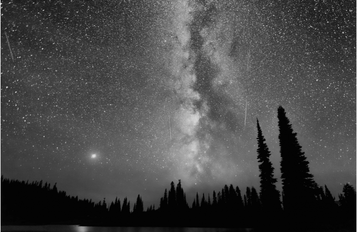 Персеидите и Млечният път, снимани от Uday Mittal, unsplash
