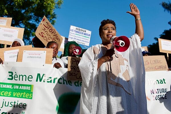 Около COP28 хората се опитват да привлекат вниманието върху проблеми, които не  търпят отлагане. Маршът на жените за климата дава глас на африканските жени, засегнати от климатичните промени. Източник:  picture alliance / ASSOCIATED PRESS | Sylvain Cherka