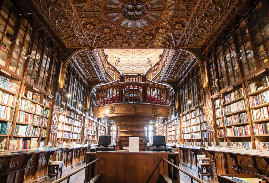 Библиотека в Порту, Португалия. Снимка: Ivo Rainha, pexels