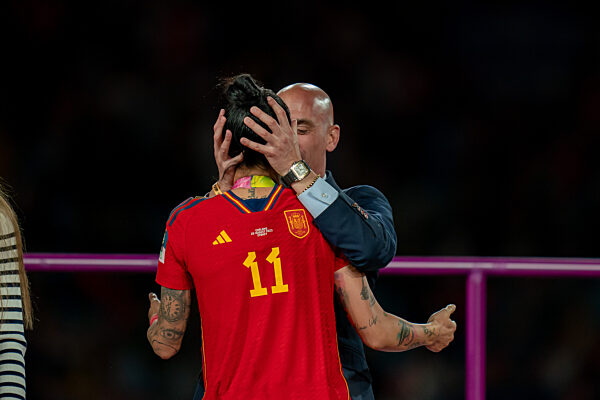 „Голяма работа“ ли е една целувка насила? Скандал в испанския футбол