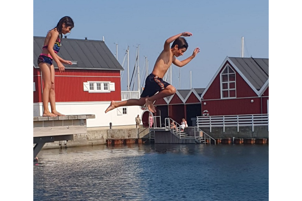 На пристанищата децата скачаха във водата и се забавляваха много